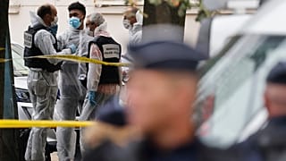 عناصر من الشرطة الفرنسية أمام مدرسة شهدت حادث إطلاق نار