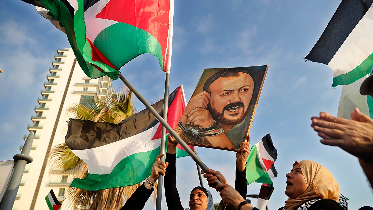 متظاهرون فلسطينيون في بيروت يرفعون صورة الأسير مروان البرغوثي الملقب بعميد الأسرى الفلسطينيين في سجون الاحتلال الإسرائيلي. 2017/05/04