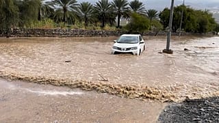 Muitos automobilistas ficaram presos nas águas