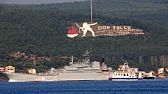 Le navire russe Tsezar Kunikov traverse le détroit des Dardanelles en Turquie en direction de la mer Méditerranée, le 4 octobre 2015.