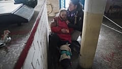 Una mujer herida tras el bombardeo de artillería rusa contra la ciudad de Vovchansk, región de Járkov