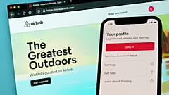 Η σελίδα σύνδεσης για την εφαρμογή iPhone της Airbnb φαίνεται μπροστά από έναν υπολογιστή που εμφανίζει τον ιστότοπο της Airbnb στις 8 Μαΐου 2021 στην Ουάσιγκτον. 