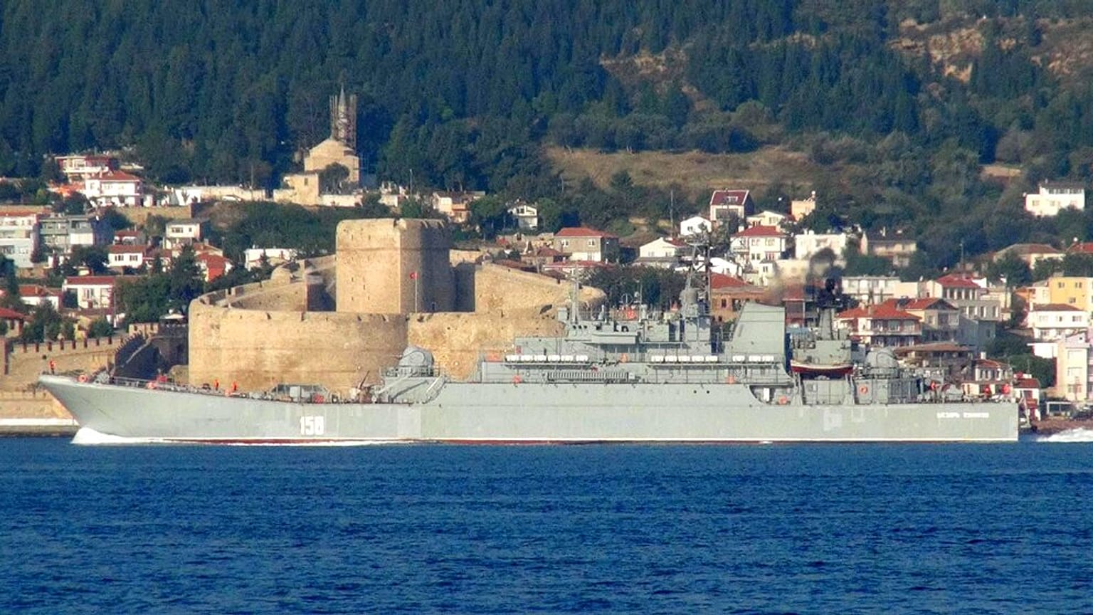 Die "Caesar Kunikow" passiert die Dardanellen in der Türkei auf dem Weg ins Mittelmeer (Archivbild)