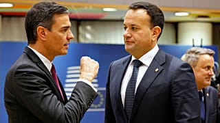 Pedro Sánchez spanyol (balra) és Leo Varadkar ír (jobbra) közös levelet írt alá, amelyben az EU és Izrael közötti társulási megállapodás "sürgős felülvizsgálatát" kérik.