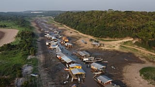 Hausboote und Boote liegen auf dem trockenen Grund des Puraquequara-Sees inmitten einer schweren Dürre in Manaus, Bundesstaat Amazonas, Brasilien, Oktober 2023.
