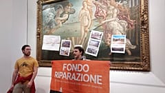 Activistas del movimiento climático Última Generación pegan carteles en "El nacimiento de Venus" de Botiticellii