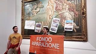 Activistas del movimiento climático Última Generación pegan carteles en "El nacimiento de Venus" de Botiticellii