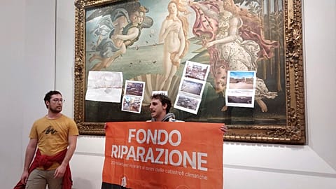 Activistas del movimiento climático Última Generación pegan carteles en "El nacimiento de Venus" de Botiticellii