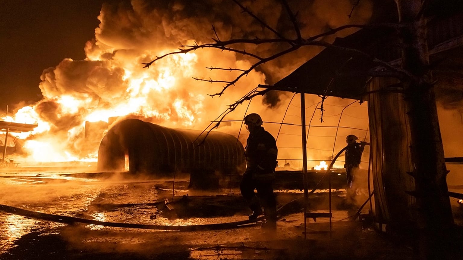Pompieri spengono le fiamme dopo un attacco con droni a una stazione di rifornimento nella regione di Kharkiv