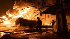Pompieri spengono le fiamme dopo un attacco con droni a una stazione di rifornimento nella regione di Kharkiv