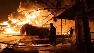 Pompieri spengono le fiamme dopo un attacco con droni a una stazione di rifornimento nella regione di Kharkiv