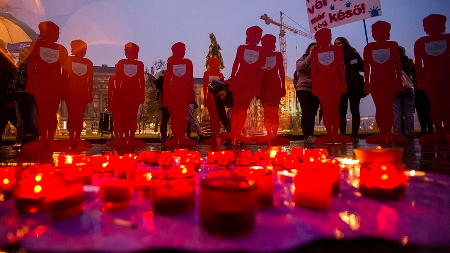 Tüntetés a nők elleni erőszak megszüntetéséért a parlament épülete előtt 2018 novemberében 