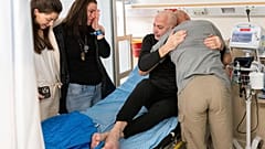 Luis Har, l'un des deux otages libérés, étreint par ses proches dans un hôpital de Ramat Gan en Israël, le 12 février 2024.