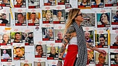 Im Internet kursieren Verschwörungstheorien rund um die Befreiung zweier Geiseln.