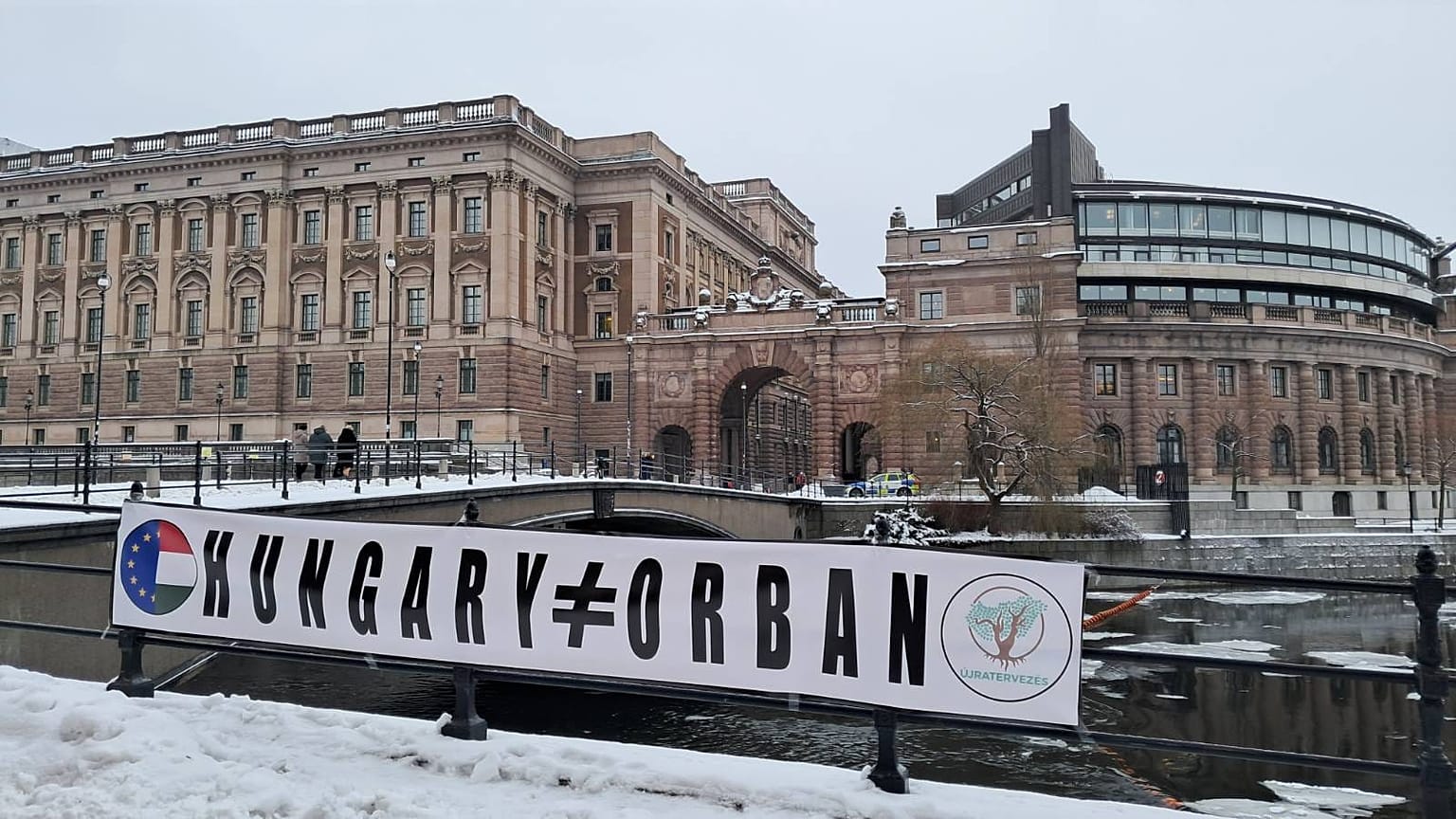 Molinó háttérben a svéd parlament épületével