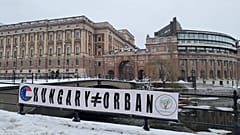 Molinó háttérben a svéd parlament épületével