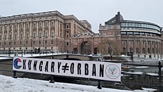 Molinó háttérben a svéd parlament épületével