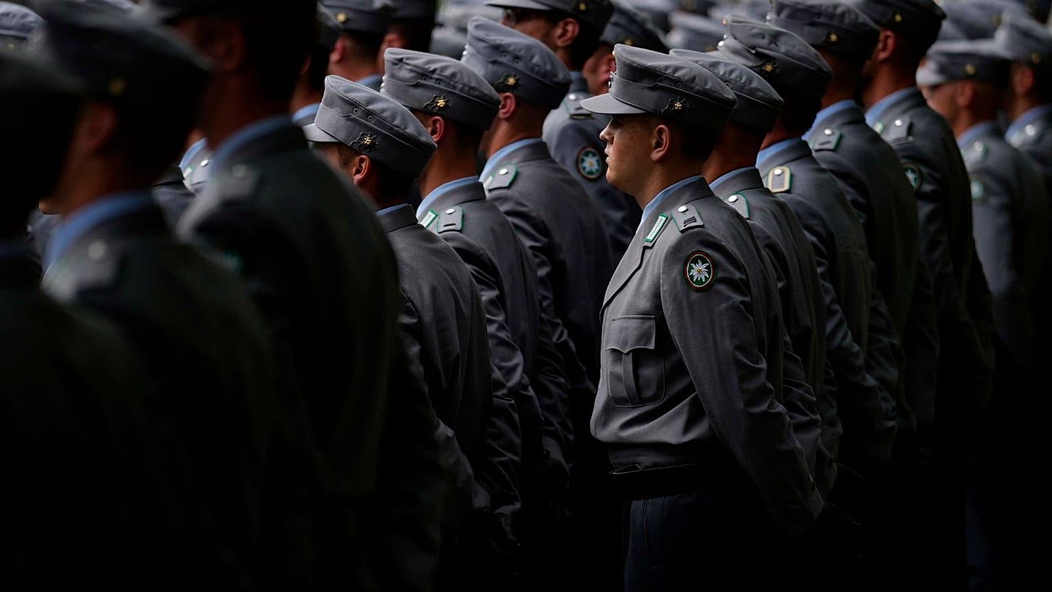 Tropas de montaña 'Gebirgsjaeger' Soldados de la Bundeswehr participan en una ceremonia de juramento en Múnich, Alemania, el jueves 14 de septiembre de 2023. 