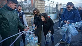 Η África Villén, στο κέντρο, περιμένει στην ουρά μαζί με άλλους κατοίκους για να πάρει πόσιμο νερό από βυτιοφόρο στο Pozoblanco, 11 Φεβρουαρίου 2024.
