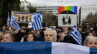 Demonstranten nehmen an einer Kundgebung gegen die gleichgeschlechtliche Ehe auf dem Syntagma-Platz in Athen.teil