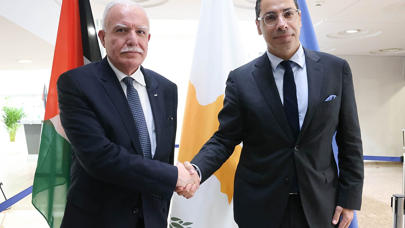 Ο Κωνσταντίνος Κόμπος με τον Παλαιστίνιο ομόλογό του