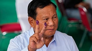 El candidato presidencial indonesio Prabowo Subianto realiza el símbolo de la victoria tras depositar su voto en Bojong Koneng, Indonesia, el miércoles 14 de febrero de 2024.