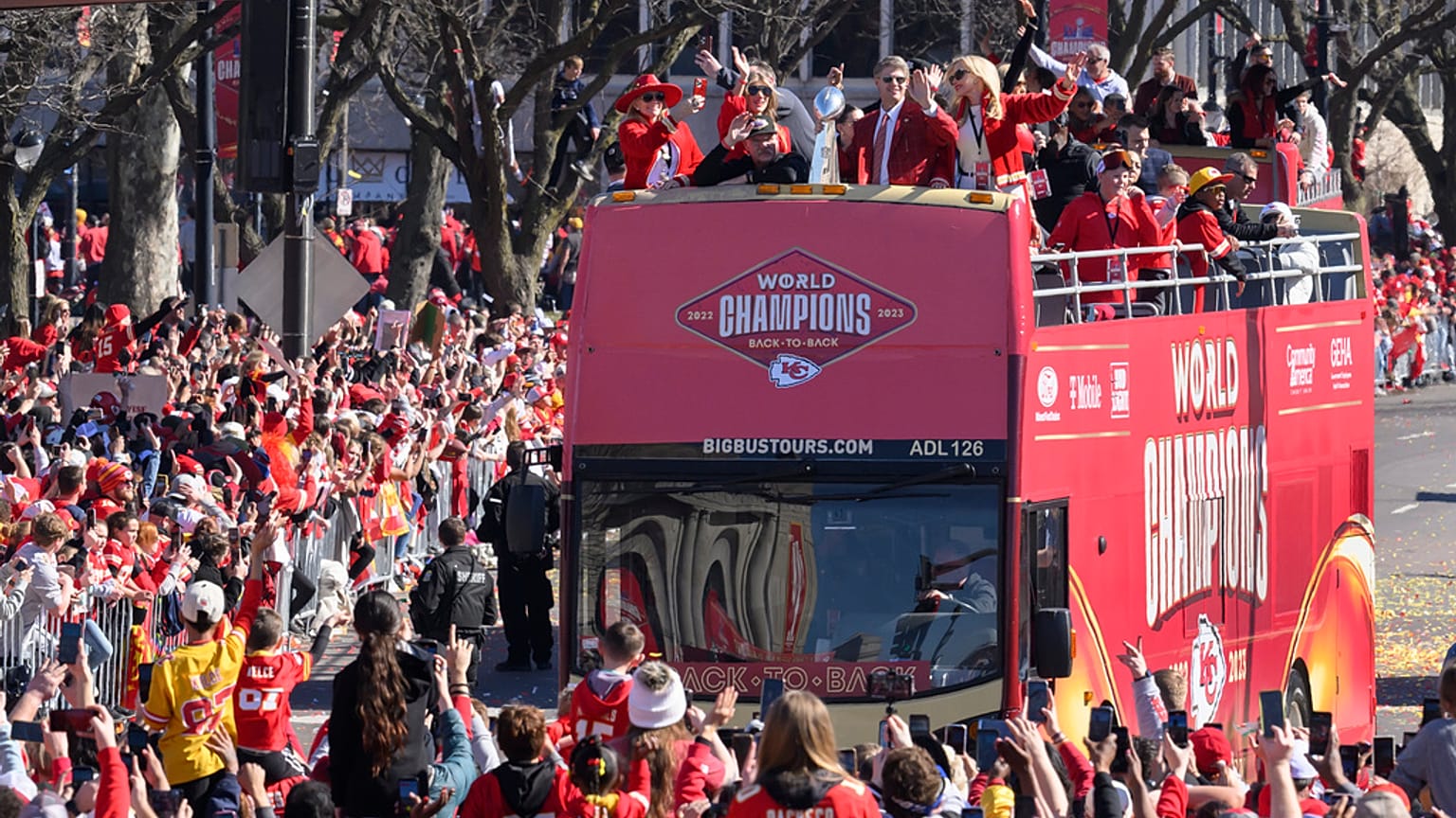 Bei einer Schießerei gegen Ende der Chiefs-Parade in Kansas City wurden bis zu zehn Menschen verletzt.