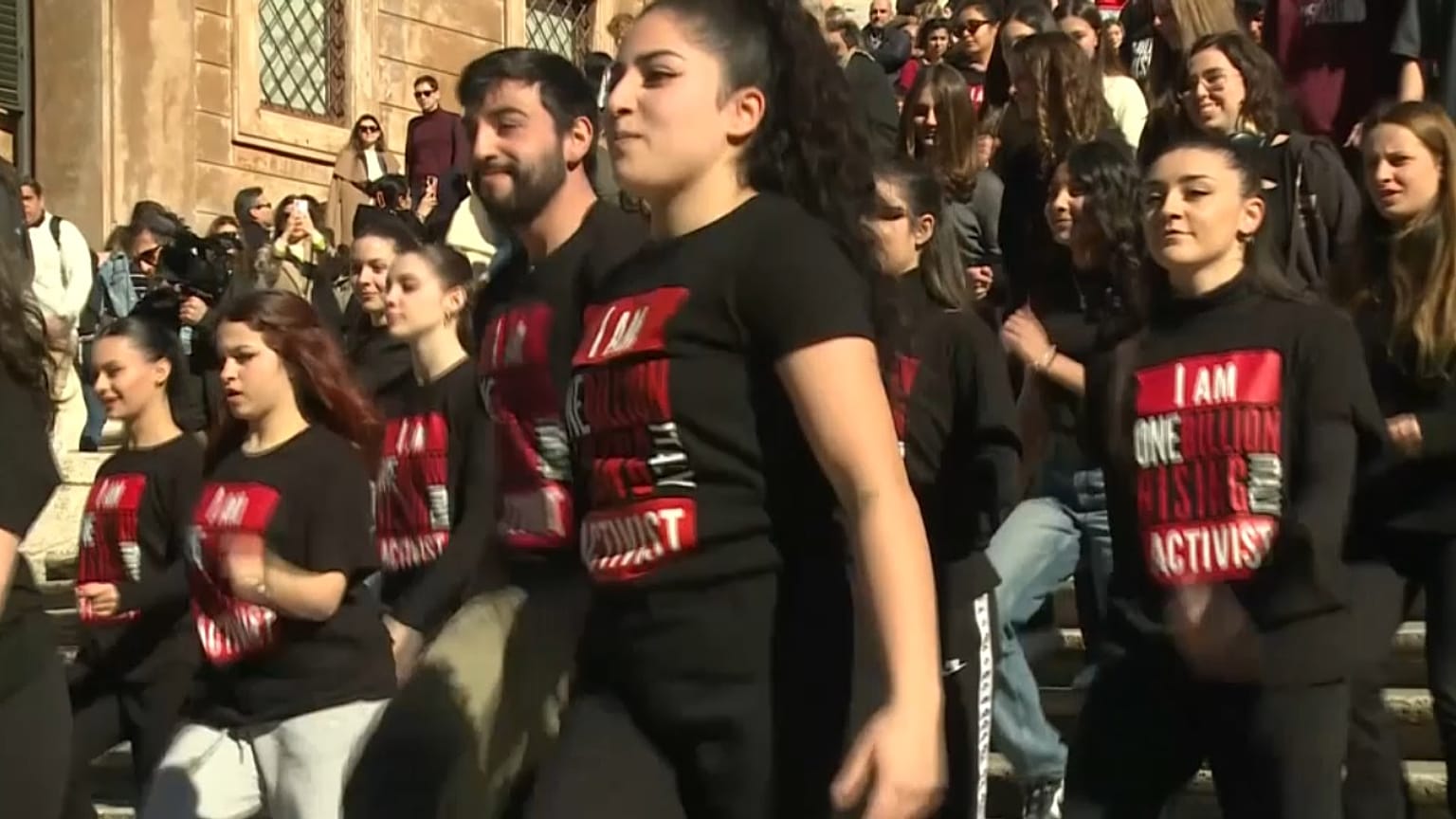 Táncosok a római Spanyol lépcsőn