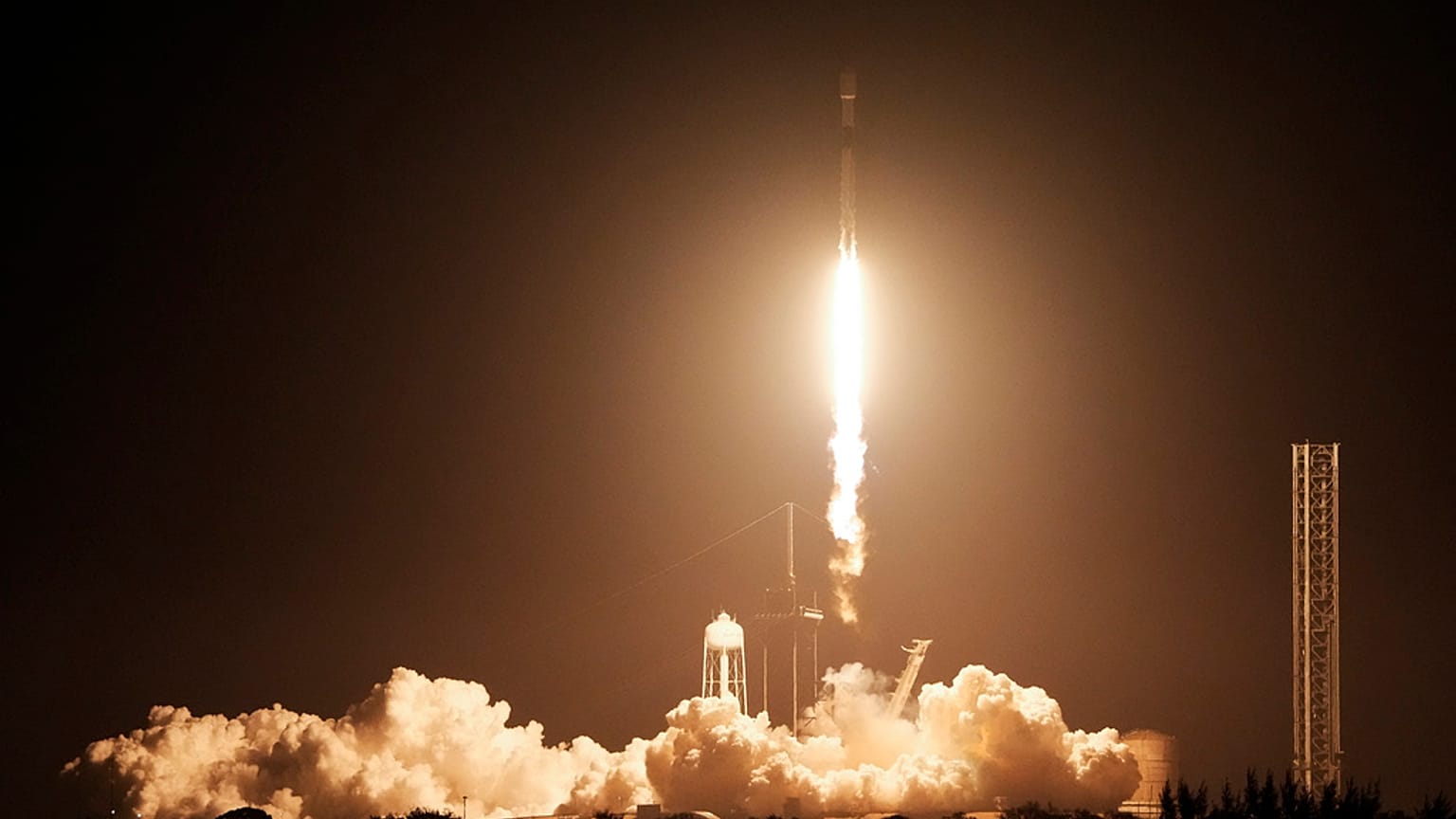 Une fusée Falcon 9 de SpaceX décolle de l'aire de lancement 39A du Centre spatial Kennedy à Cap Canaveral, en Floride, le jeudi 15 février 2024.