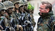 istorius μιλάει σε ορεινούς στρατιώτες της Bundeswehr στη Σχολή Πεζικού του Χάμελμπουργκ, Γερμανία, Τρίτη, 16 Μαΐου 2023