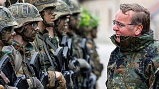 istorius, 16 Mayıs 2023 Salı günü Almanya'nın Hammelburg kentindeki piyade okulunda Bundeswehr dağ birlikleriyle görüşüyor