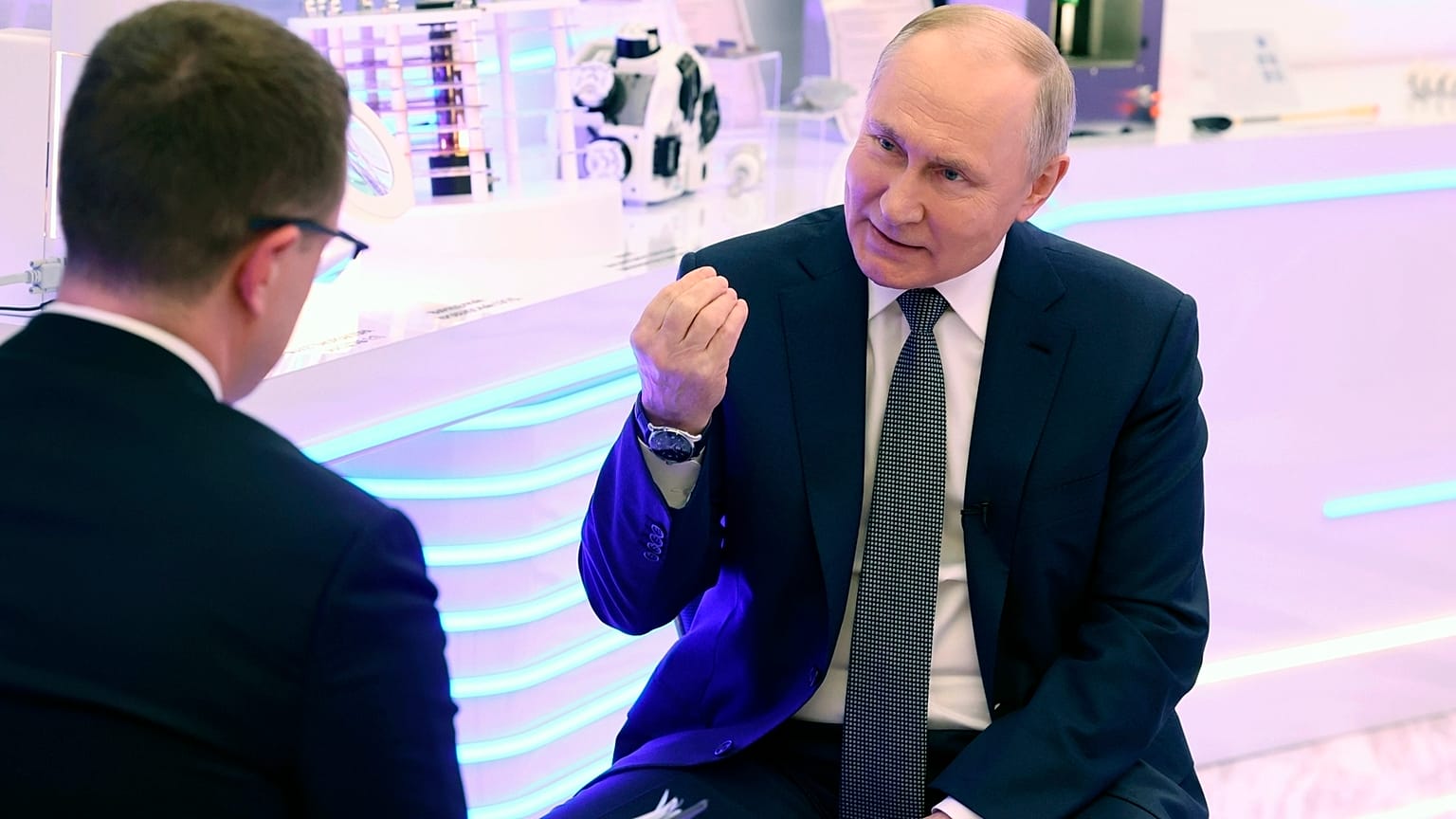 Президент России Владимир Путин жестикулирует во время интервью корреспонденту телеканала "Россия 1" Павлу Зарубину в Москве