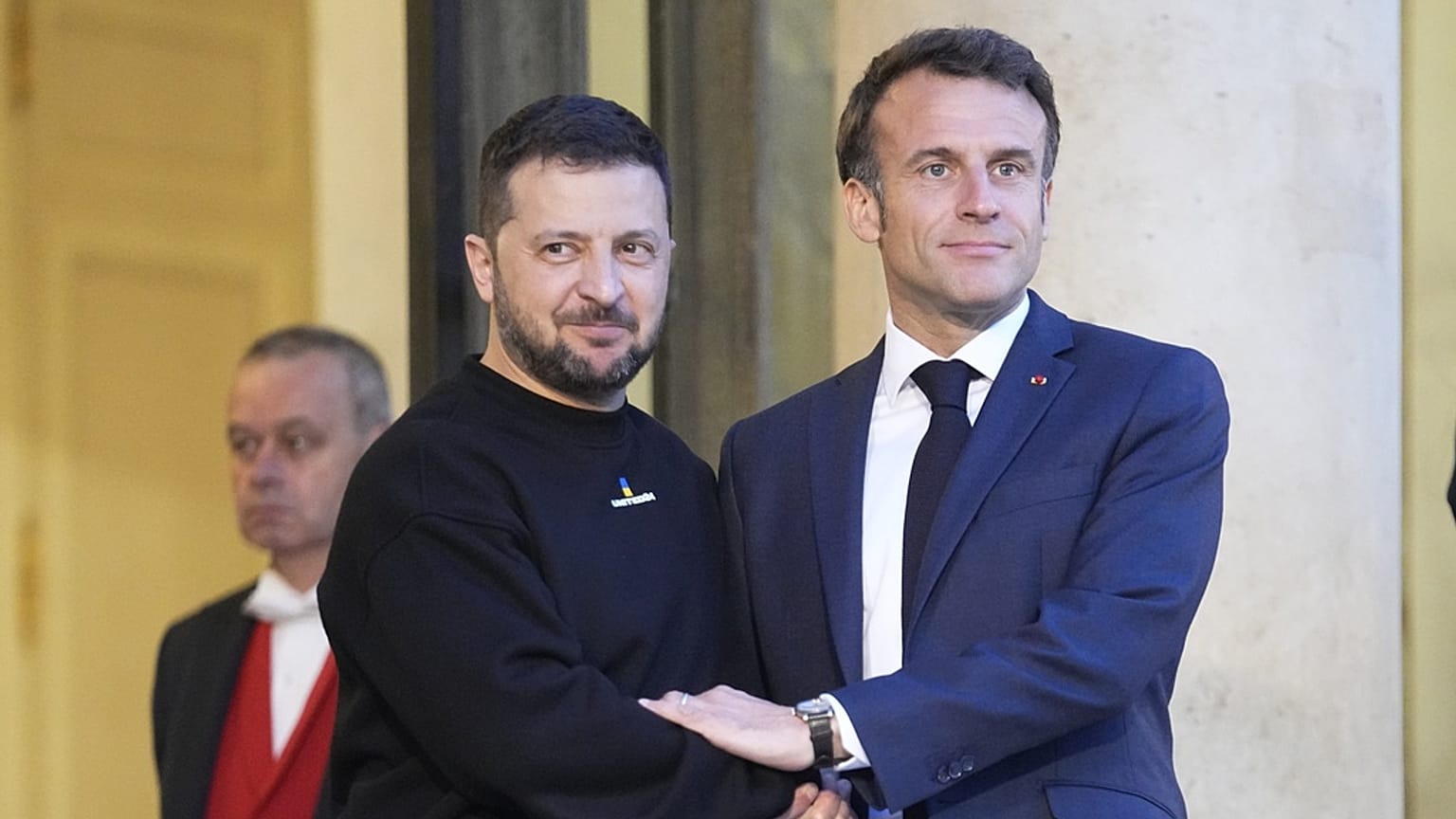 Ukrayna Devlet Başkanı Zelenkiy (solda) ve Fransa Cumhurbaşkanı Macron  