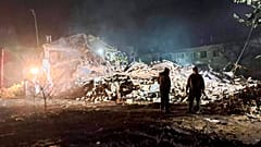 Ein Wohngebäude in der Region Charkiw nach einem russischen Raketenangriff