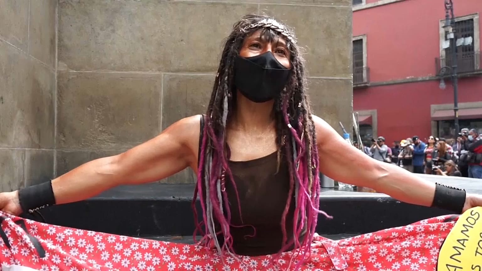 Manifestantes levaram cartazes e bandarilhas "espetadas" no corpo