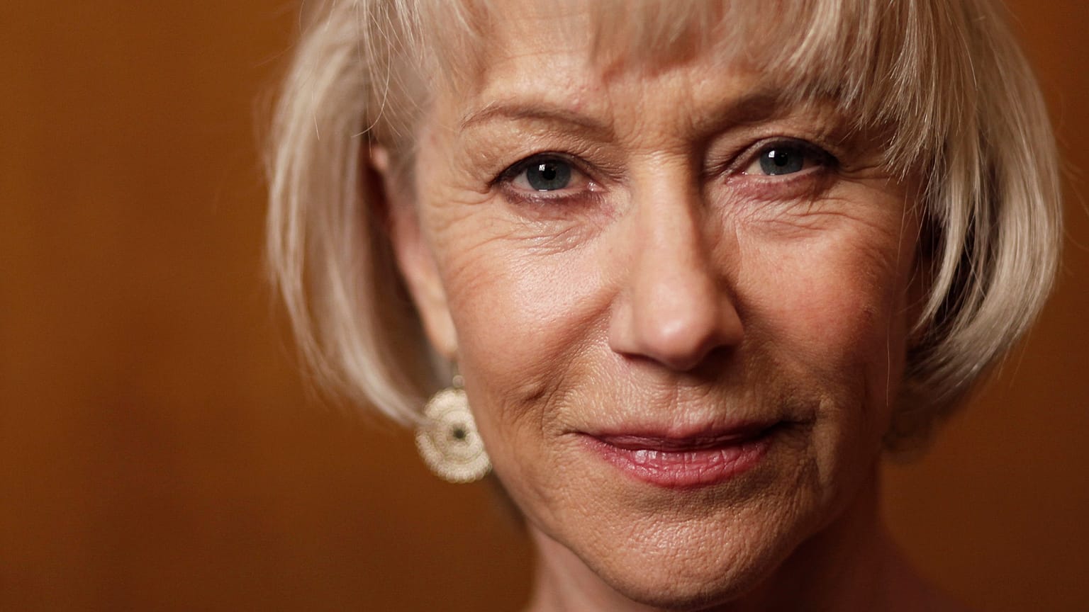 La actriz Helen Mirren posa para un retrato en Beverly Hills, California, el martes 15 de diciembre de 2009.