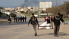 فلسطینی‌هایی که از حمله اسرائیل به خان یونس فرار کرده‌اند وارد شهر رفح در جنوب نوار غزه می‌شوند. چهارشنبه ۱۴ فوریه ۲۰۲۴.