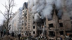 Ukrayna'nın başkenti Kiev'de füze ile hedef alınan bir bina