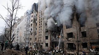 Ukrayna'nın başkenti Kiev'de füze ile hedef alınan bir bina