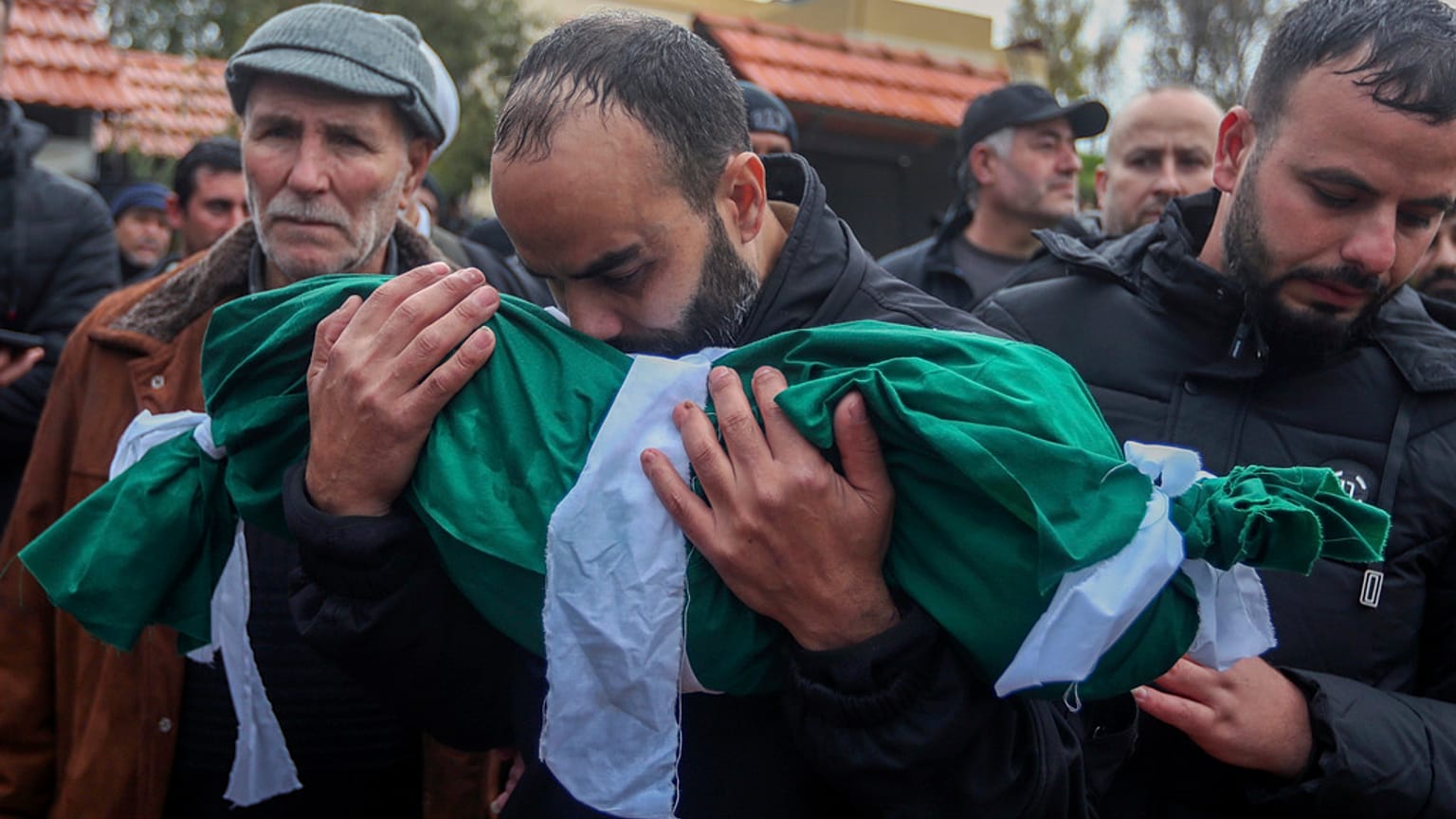 İsrail'in Lübnan'ın güneyine yönelik düzenlediği hava saldırılarında aralarında 5 çocuğun da bulunduğu 10 sivil öldü