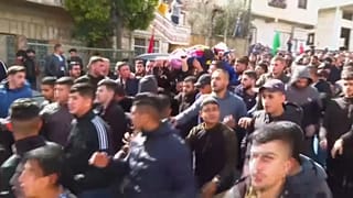 تشييع جثمان شاب فلسطيني قُتل خلال غارة عسكرية إسرائيلية في الضفة الغربية.