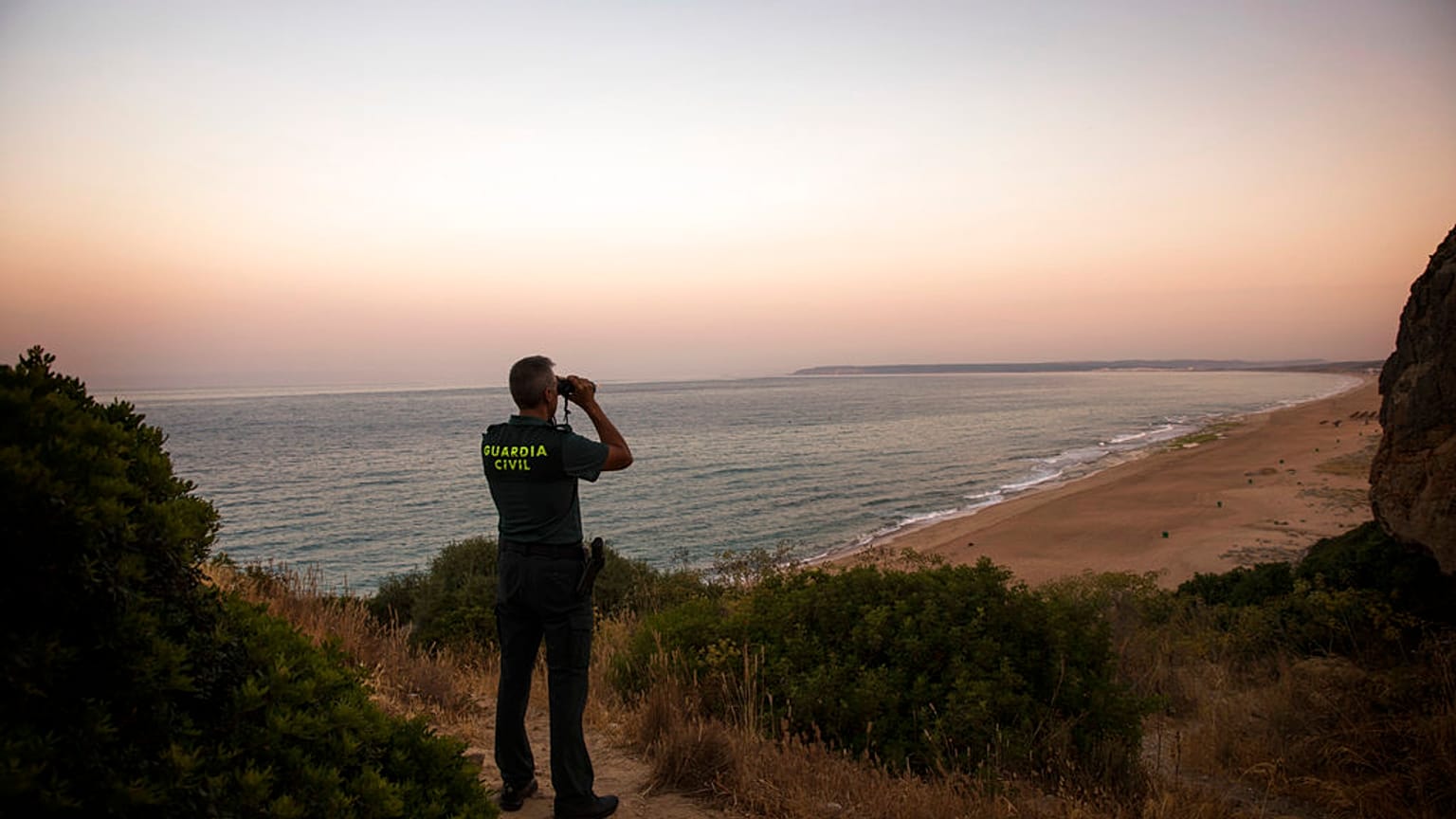 Un Guardia Civil vigila la costa de Barbate, en Cádiz