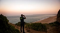 Un Guardia Civil vigila la costa de Barbate, en Cádiz