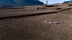 Le réservoir de Sau, presque vide, au nord de Barcelone la semaine dernière. La ville a déclaré l'état d'urgence sécheresse après des années de faibles précipitations.