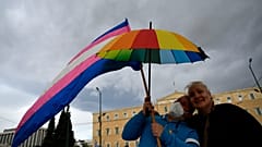 Υποστηρικτές του γάμου των ομοφύλων έξω από τη Βουλή των Ελλήνων