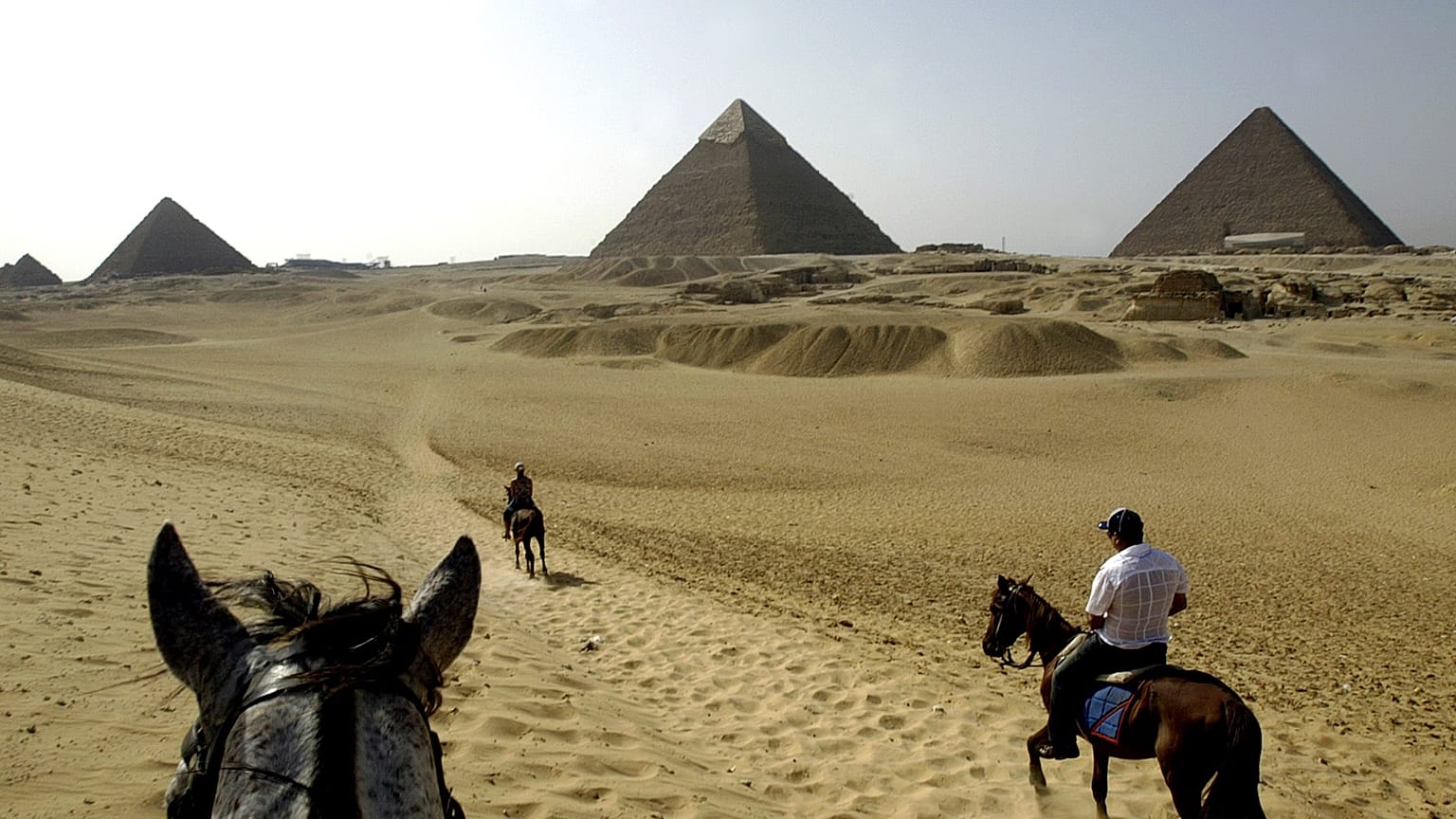صورة أرشيفية لأهرامات الجيزة