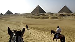 صورة أرشيفية لأهرامات الجيزة