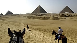 صورة أرشيفية لأهرامات الجيزة