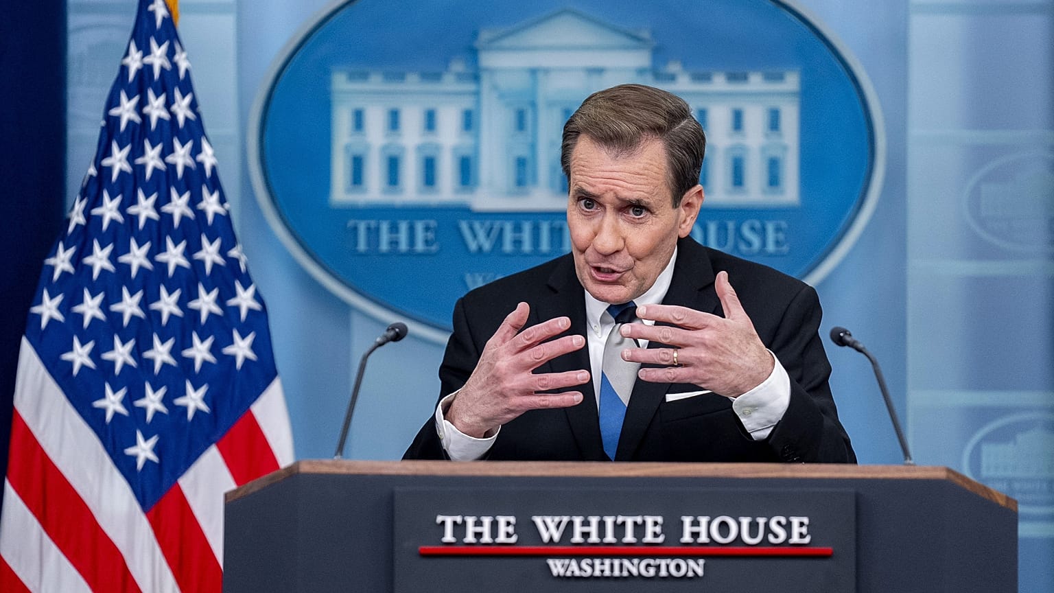 El asesor de comunicaciones de seguridad nacional de la Casa Blanca, John Kirby, habla en una rueda de prensa en la Casa Blanca en Washington, el 15 de febrero de 2024.