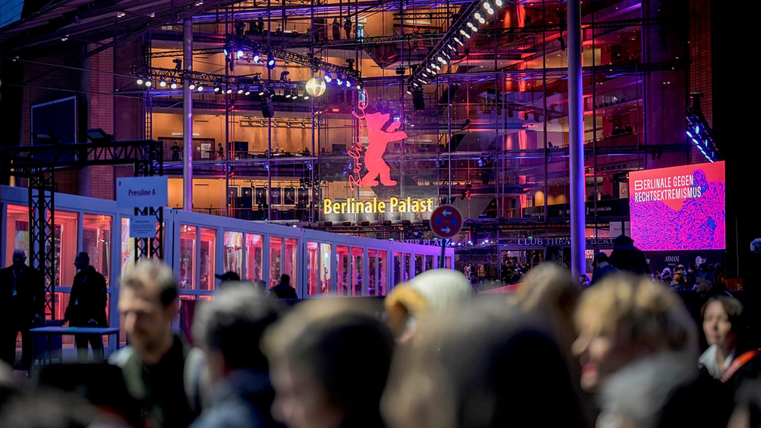 Fans warten auf die Eröffnung der diesjährigen Berlinale am 15. Februar, 2024.